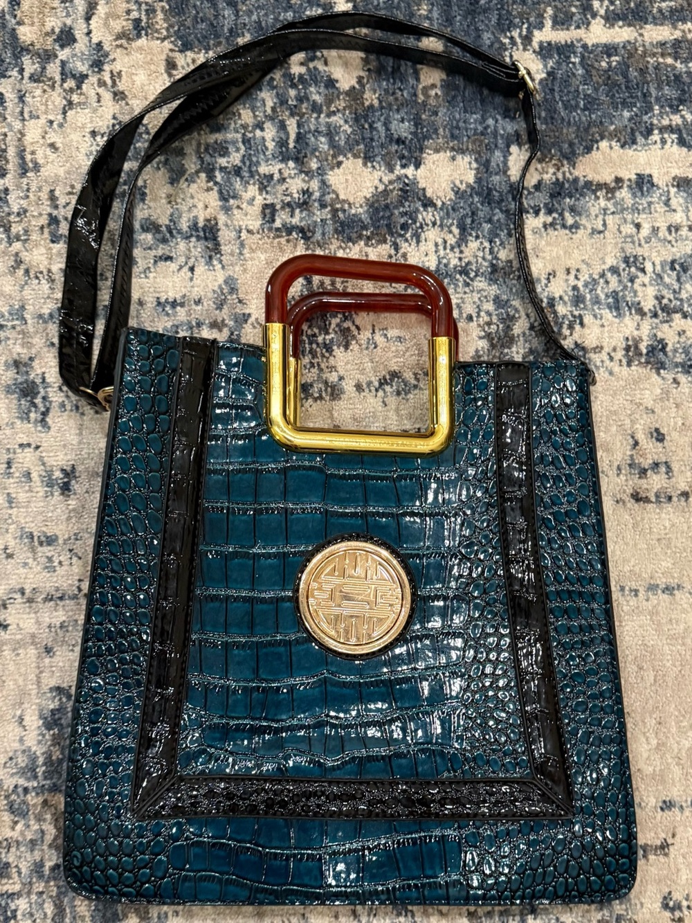 XingyatuThis stylish black handbag is made of high-quality leather, ensuring